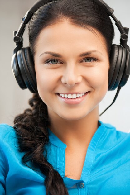 girl-big-headphones